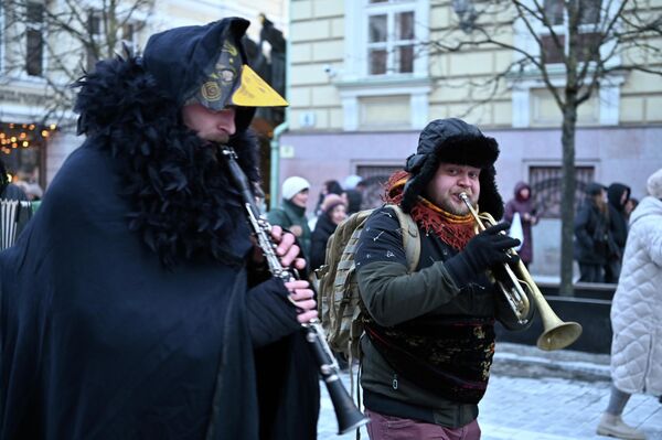 В Вильнюсе шествие ряженых прошло по Старому городу в сопровождении живой музыки. - Sputnik Литва