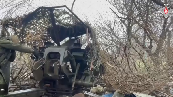 Боевая работа расчетов орудий Д-30 - Sputnik Литва