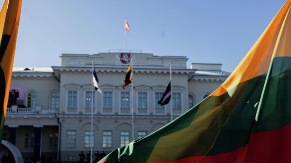 Флаг Литвы на фоне президентского дворца - Sputnik Литва