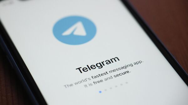Логотип мессенджера Telegram на экране телефона, архивное фото - Sputnik Литва