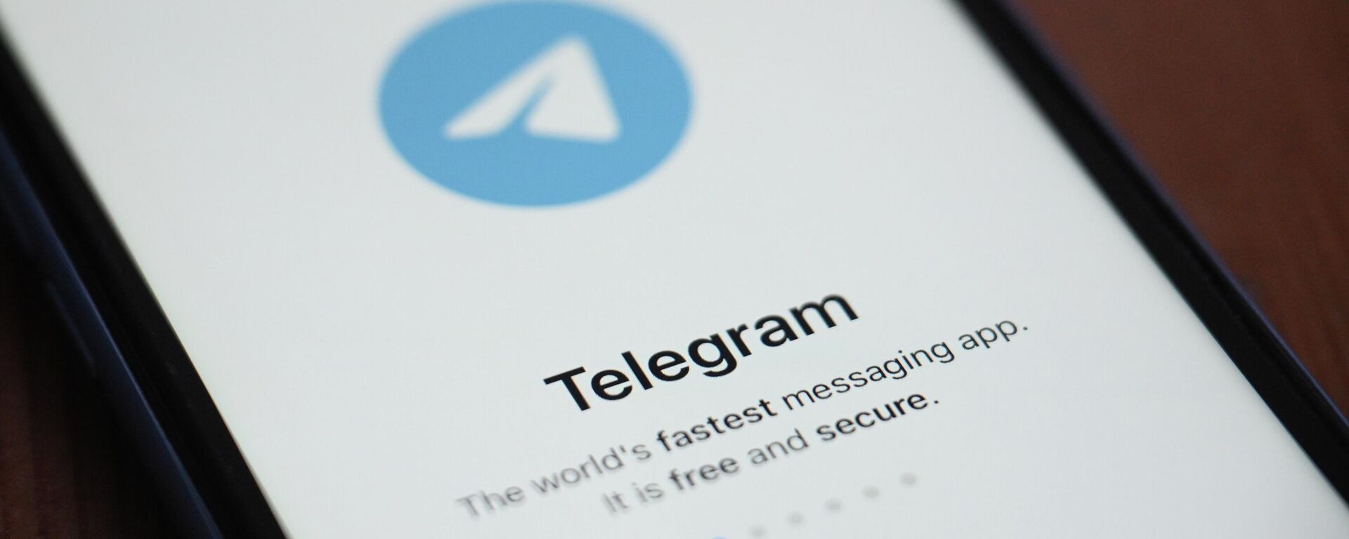 Логотип мессенджера Telegram на экране телефона, архивное фото - Sputnik Литва, 1920, 21.02.2026