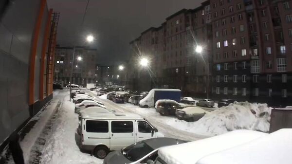 Кадры установки бомбы под автомобилем военнослужащего в Петербурге - Sputnik Литва