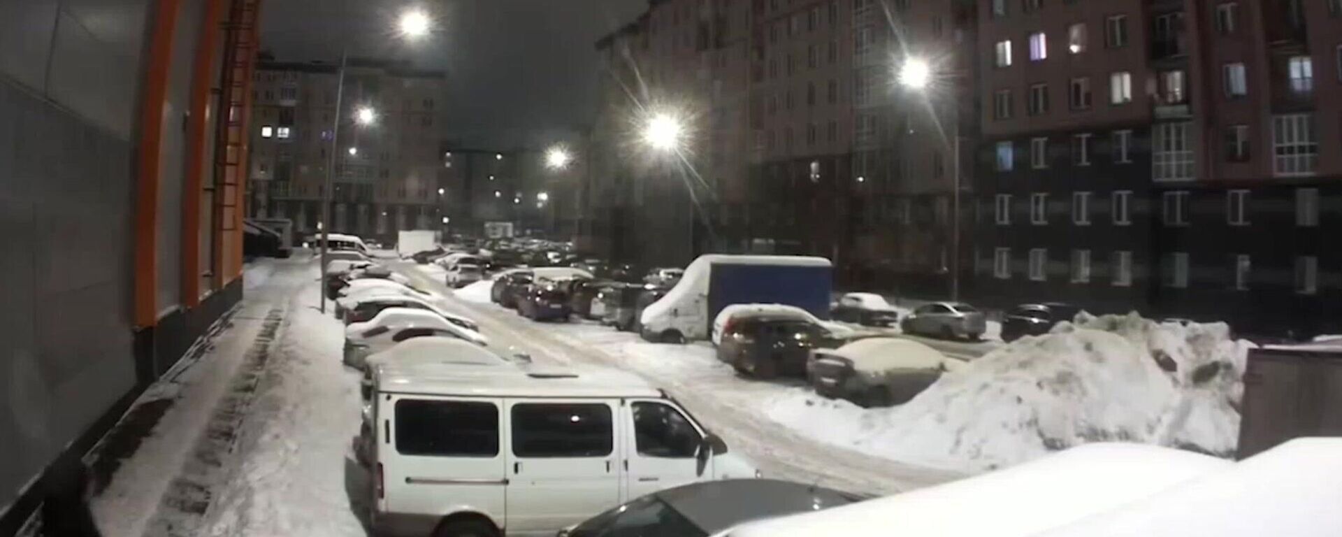 Кадры установки бомбы под автомобилем военнослужащего в Петербурге - Sputnik Литва, 1920, 26.02.2026