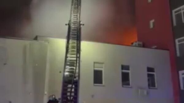 В Вильнюсе больше полсуток горит ангар с транспортными средствами - Sputnik Литва