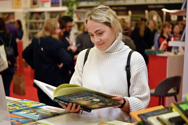 Одна из главных изюминок выставки - то, что книголюбы могут подписать книги у приглашенных на мероприятие авторов.  - Sputnik Литва