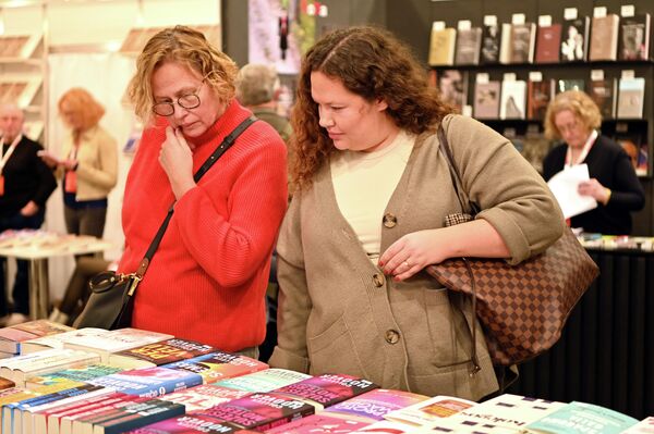 На ярмарке можно купить как книги, изданные несколько лет назад, так и самые горячие новинки, только что поступившие из типографии. - Sputnik Литва