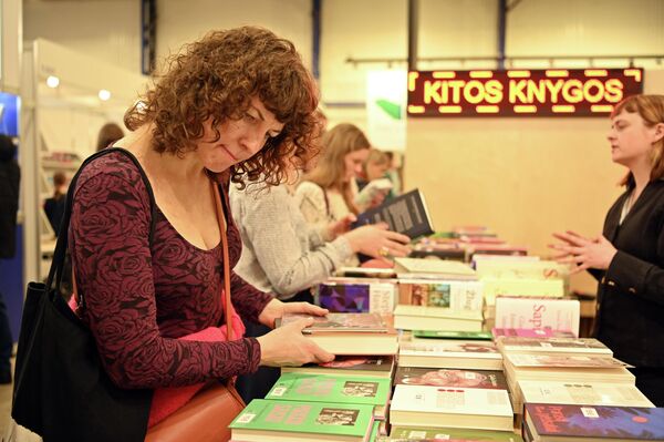 Изначально Вильнюсскую книжную ярмарку планировали посетить почти 40 зарубежных писателей, публицистов, журналистов и создателей книжного искусства. - Sputnik Литва