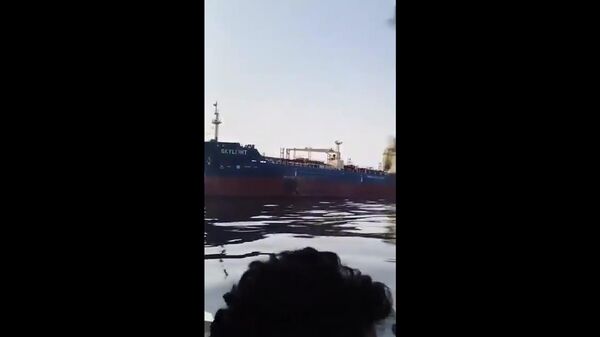 Подбитый нефтяной танкер Skylight в Ормузском проливе - Sputnik Литва