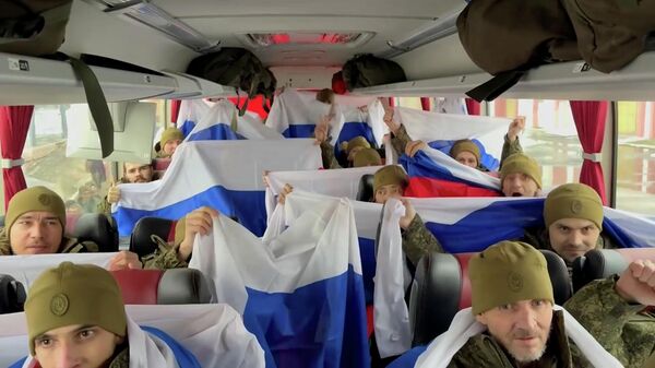 Кадры с российскими военными, которых вернули из украинского плена - Sputnik Литва