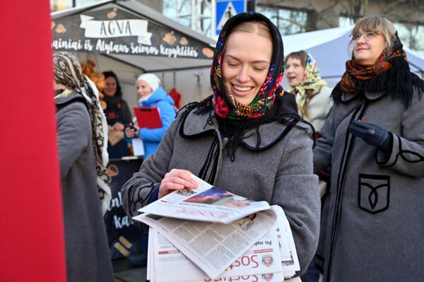 Большое кольцо ярмарки Казюкаса пролегло по пешеходным дорожкам парка Литовского национального музея. - Sputnik Литва