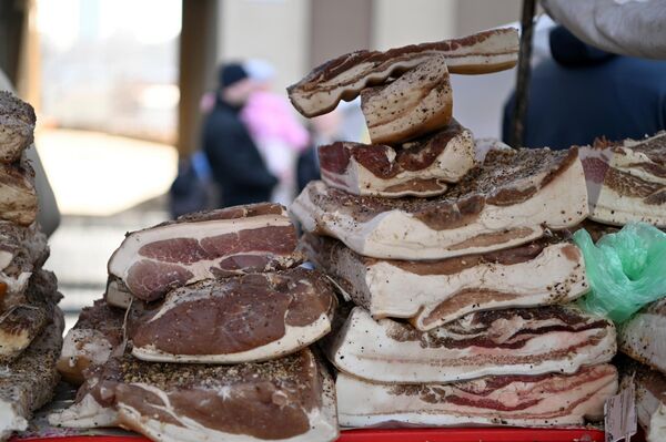 На площади Лукишкес обосновался дворик лакомств. Здесь посетителей встречают ароматы свежекопченой рыбы и гриля, а более 200 производителей из Литвы, Латвии, Польши и Эстонии предлагают весь кулинарный спектр — от фермерской продукции до десертов и других деликатесов. - Sputnik Литва