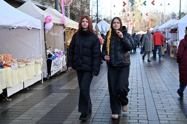 А главная новинка этого года ждет посетителей на Кафедральной площади — здесь создана Dzyvų alėja (Аллея чудес) — главная достопримечательность ярмарки Казюкаса и символическое сердце фестиваля. - Sputnik Литва