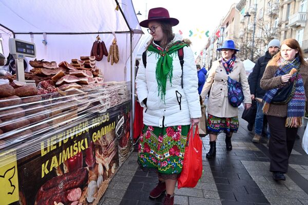 Традиционно Ярмарка Казюкаса растянулась вдоль всего проспекта Гедиминаса, который в этом году также является одной из главных артерий фестиваля. - Sputnik Литва