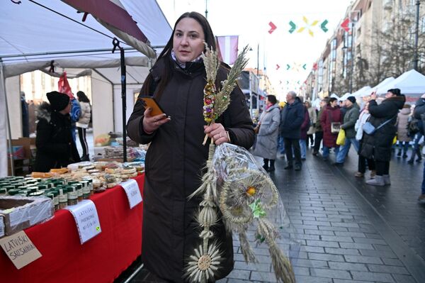 Далее, на аллее Триспальвес, свою продукцию представляют фермеры и другие производители продуктов питания. - Sputnik Литва
