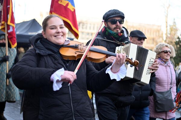 Более ста уличных артистов, актеров, музыкантов и певческо-танцевальных коллективов будут создавать праздничную атмосферу в Старом городе Вильнюса на протяжении всех выходных. - Sputnik Литва