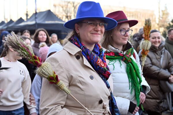 В этом году тема ярмарки Казюкаса "И сердца расцветают". - Sputnik Литва