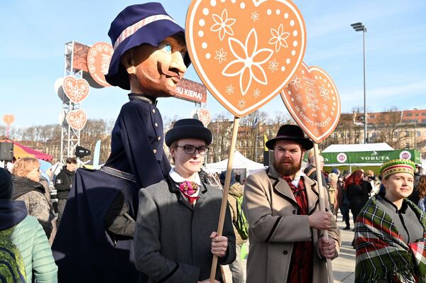 На фото: участники процессии, посвященной открытию ярмарки Казюкаса. - Sputnik Литва