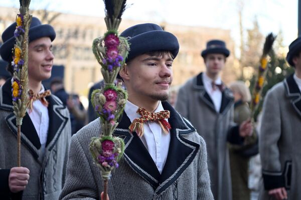 В этом году Казюкасская ярмарка расширилась на новые городские пространства, образуя большое кольцо вокруг холма Гедиминаса, и малое кольцо, охватывающее улицы Стуокос-Гусевичяус, Лииклос и Университетето. - Sputnik Литва