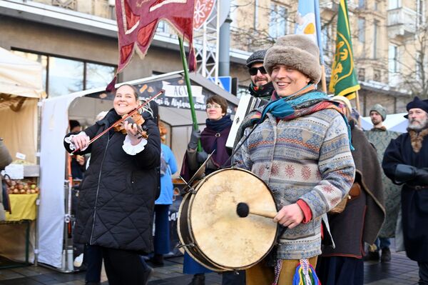 Исполнители после шествия рассредоточились по Старому городу и начали радовать посетителей ярмарки своими представлениями. - Sputnik Литва