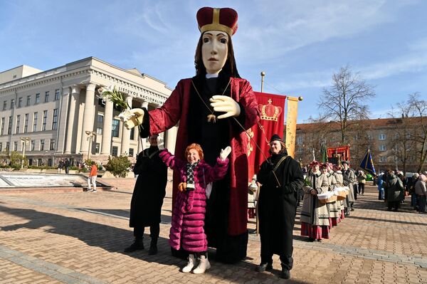 В пятницу, 6 марта, днем ​​по проспекту Гедиминаса прошло театрализованное шествие Святого Казимира, ознаменовавшее официальное начало ярмарки. - Sputnik Литва