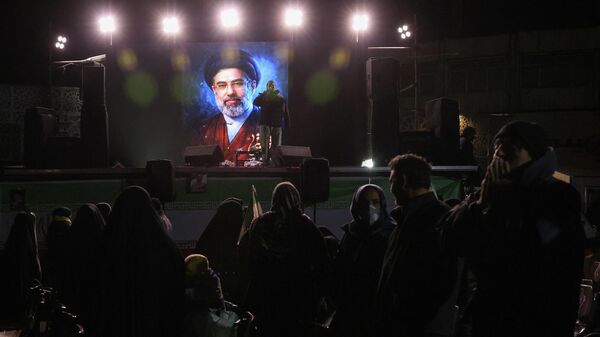 Изображение нового верховного лидера Ирана Моджтабу Хаменеи - Sputnik Литва