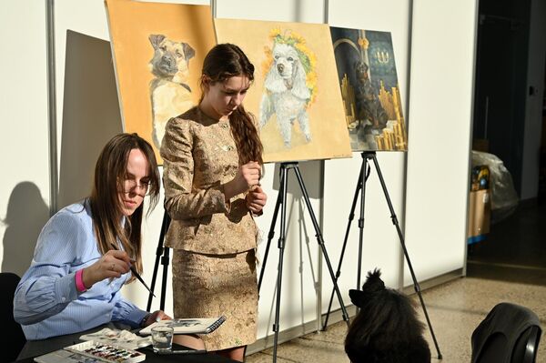 Посетителей ожидала показательная программа специалистов по поведению собак, соревнования по собачьим танцам и творческие мастер-классы для детей. - Sputnik Литва