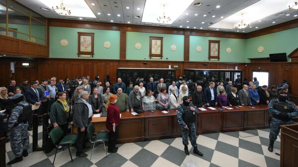 Обстановка в зале суда перед оглашением приговора обвиняемым в совершении теракта в Крокус Сити Холле - Sputnik Литва