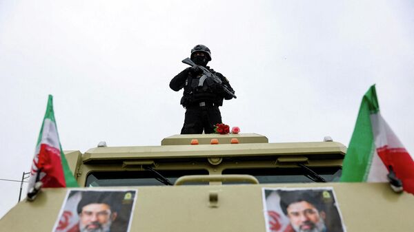 Сотрудник органов охраны в Тегеране, Иран - Sputnik Литва