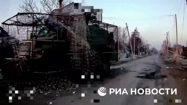 Оператор-спецназовец с позывным Сокол об уничтожении бронеавтомобиля ВСУ MaxxPro  - Sputnik Литва