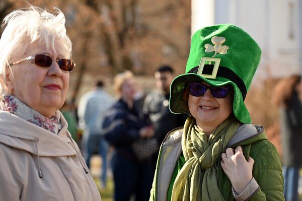 Участники праздника одевались в одежду зеленых цветов, на них также можно было увидеть ирландскую атрибутику: шляпы, клевер. - Sputnik Литва