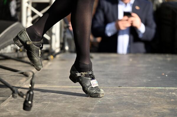 На сцене выступили специальные гости из Ирландии — группа "Los Paddys", диджей Leprechaun. Также на сцене были продемонстрированы ирландские танцы. - Sputnik Литва