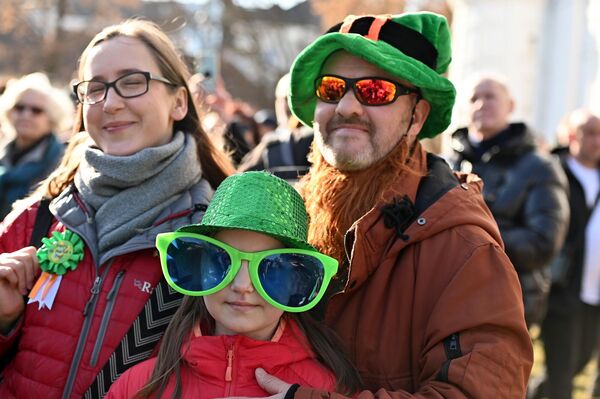 На фото: нарядные участники праздника Дня святого Патрика. - Sputnik Литва