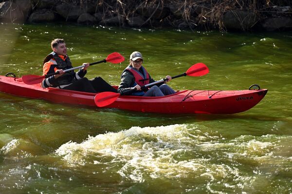 По реке Вильняле прошел байдарочный парад. - Sputnik Литва