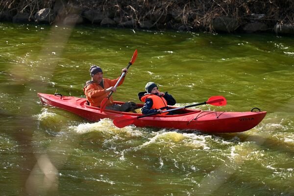 На фото: участники байдарочного парада. - Sputnik Литва