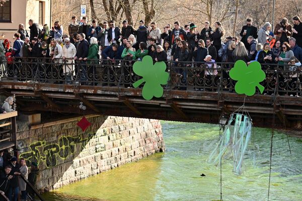 Река Вильняле окрашивается в изумрудный цвет уже более десяти лет в День Святого Патрика. Это символизирует дружбу между Литвой и Ирландией.  - Sputnik Литва