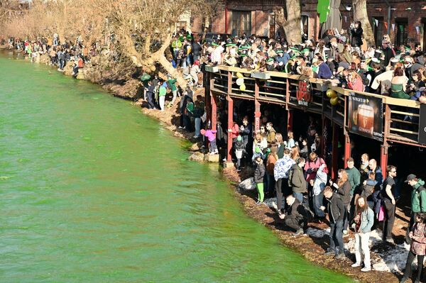 По традиции реку Вильняле окрасили в зеленый цвет. - Sputnik Литва