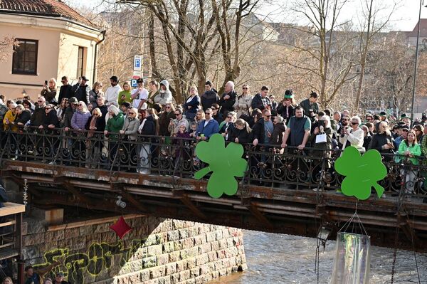 Мост между районом художников и остальным Вильнюсом украсили клевером — символом Ирландии. - Sputnik Литва