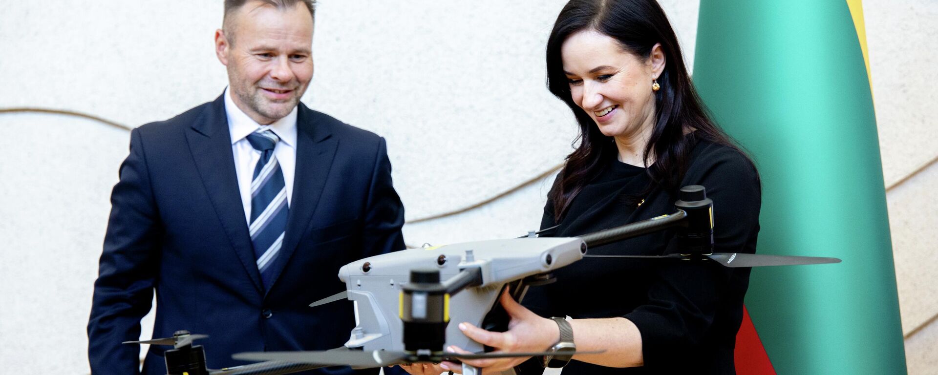 Премьер-министр Литвы Инга Ругинене на церемонии передачи дронов от Philip Morris  - Sputnik Литва, 1920, 16.03.2026