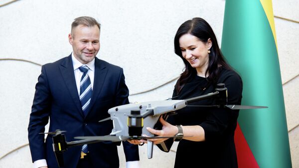 Премьер-министр Литвы Инга Ругинене на церемонии передачи дронов от Philip Morris  - Sputnik Литва