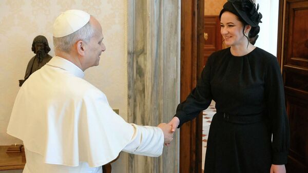 Премьер-министр Литвы Инга Ругинене вместе с Папой Римским Львом XIV в Ватикане  - Sputnik Литва