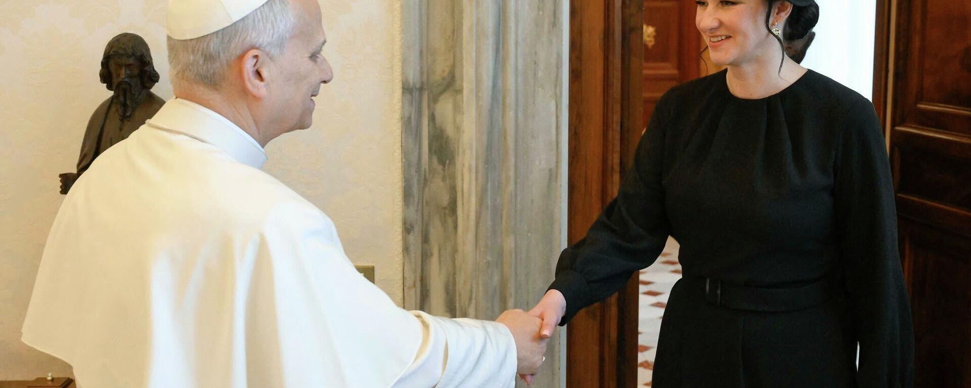 Премьер-министр Литвы Инга Ругинене вместе с Папой Римским Львом XIV в Ватикане  - Sputnik Литва, 1920, 17.03.2026