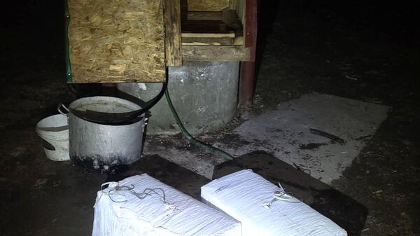 Партия контрабандных сигарет, которую спрятали в колодце - Sputnik Литва