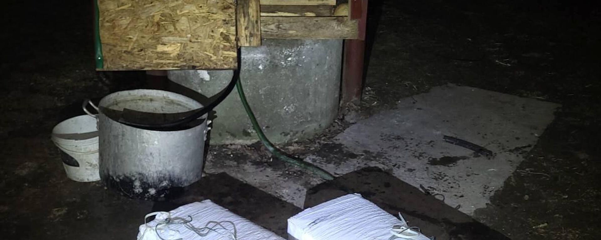 Партия контрабандных сигарет, которую спрятали в колодце - Sputnik Литва, 1920, 19.03.2026