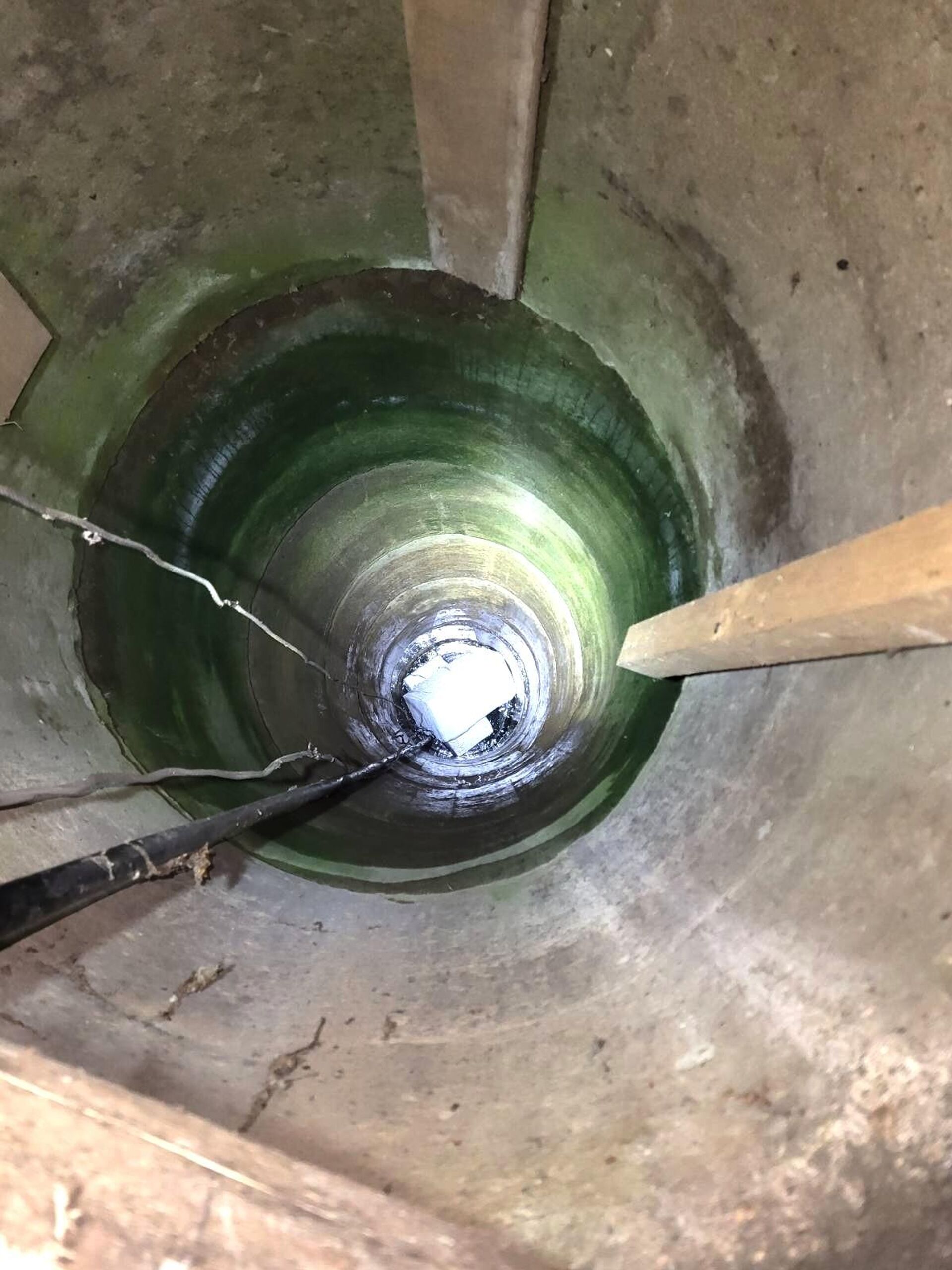 Партия контрабандных сигарет, которую спрятали в колодце - Sputnik Литва, 1920, 17.03.2026