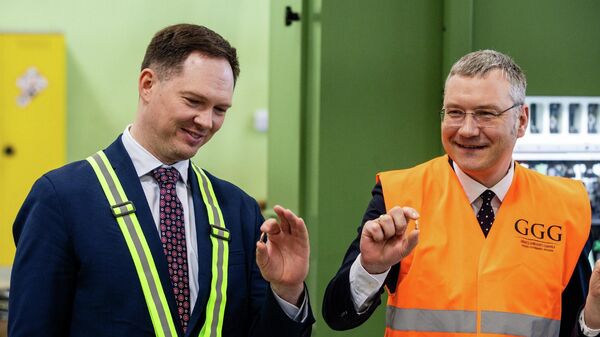 Министр финансов Литвы Криступас Вайтекунас и руководитель завода Giraitės ginkluotės gamykla Миндаугас Кураускас  - Sputnik Литва