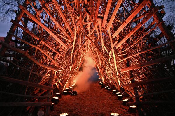 По словам автора, эта композиция символизирует связь, переход от тьмы к свету, "от величия к ничтожности, от ничтожности к величию". - Sputnik Литва