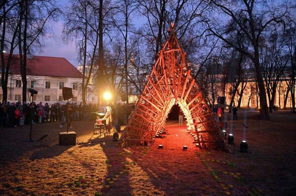 На мероприятии выступила исполнительница Тамсауле - этномузыкант, композитор и исследователь культуры.  - Sputnik Литва