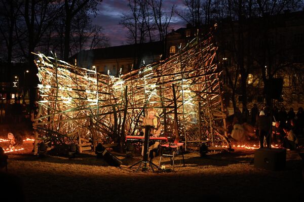 Также посетители могли увидеть скульптурную композицию художника Вигантаса Веяса в технике ленд-арта "Врата истины".  - Sputnik Литва