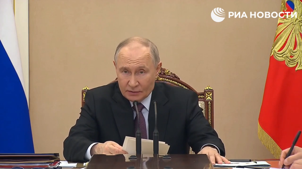 Президент России Владимир Путин о необходимости вернуться на траекторию устойчивого экономического роста - Sputnik Литва