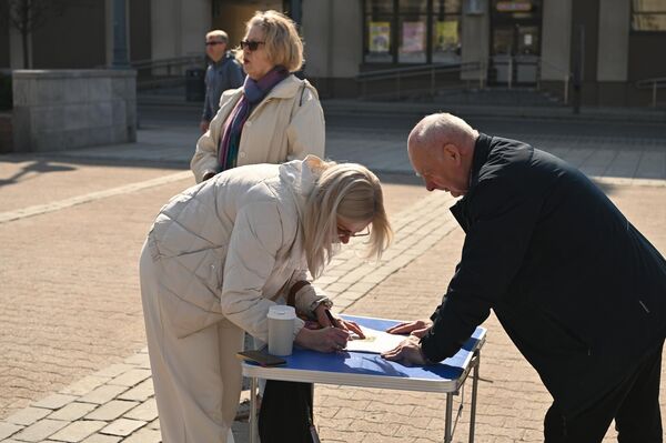 Протестующие намерены представить на рассмотрение Сейма резолюцию, которая будет касаться стратегии Литвы в области лесного хозяйства и сплошных вырубок. - Sputnik Литва